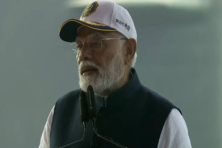 pm modi dedicated to country indian navy three battleships ins surat nilgiri ins vaghsheer INS સૂરત, નીલગીરી અને વાઘશીર, ભારત નૌકાદળને મળ્યાં નવા 'ત્રિદેવ', આત્મનિર્ભર ભારત અભિયાન માટે મોટો દિવસ