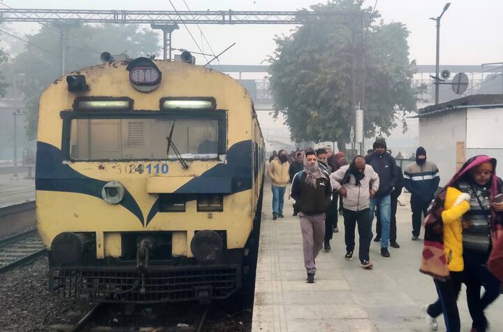 देरी से चल रही ट्रेन के कारण परेशान सुनीता कहती हैं कि मेरी ट्रेन साढ़े तीन घंटे की देरी से चल रही है. अब स्टेशन पर घंटों बैठ कर इंतजार करना मुश्किल हो रहा है क्योंकि स्टेशन पर ठंडी हवा से बचने की कोई व्यवस्था नहीं है.