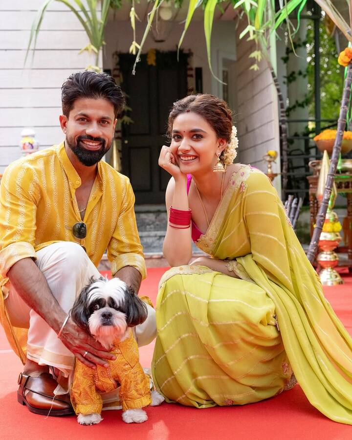 वहीं हाल ही में शादी के बंधन में बंधी एक्ट्रेस कीर्ति सुरेश ने भी अपने पति संग पहला पोंगल सेलिब्रेट किया है.