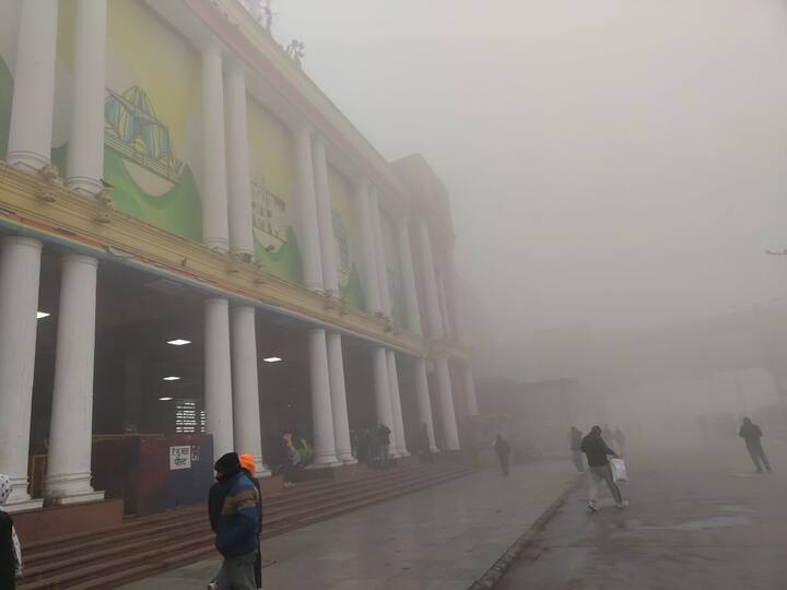ट्रेन के देरी से चलने के कारण यात्रियों की संख्या नई दिल्ली रेलवे स्टेशन पर बढ़ गई है. एबीपी न्यूज ने लंबा इंतजार कर रहे यात्रियों से बातचीत की.