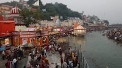 मां के गुजरने के बाद उसकी फोटो लेकर कुंभ पहुंचा शख्स, रुला देने वाली तस्वीर हो रही वायरल