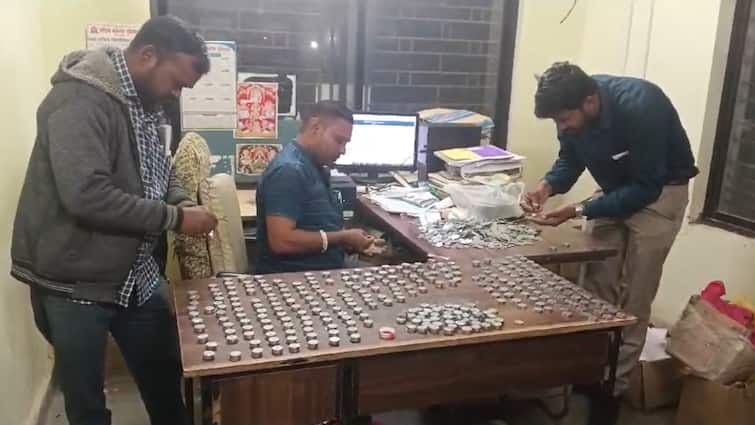 Washim Man paid electricity bill in coins weighed 40 KG 5 hours for three employees to count Carried On Bike in Maharashtra महाराष्ट्र में शख्स ने सिक्कों में चुकाया इतने हजार का बिजली बिल, 40 KG था वजन, गिनने में तीन को कर्मचारियों के लगे 5 घंटे