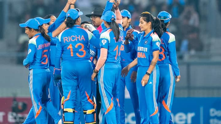 Womens ODI Highest Score: मेंस क्रिकेट में लगातार नए रिकॉर्ड्स बनते रहते हैं, लेकिन क्या आप जानते हैं वीमेंस वनडे इतिहास का सर्वाधिक स्कोर कितना है? आज हम नजर डालेंगे 5 सबसे बड़े स्कोर पर.