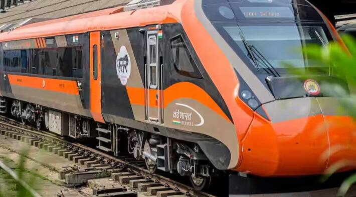 ભારતીય રેલવે દ્વારા ટ્રેનમાં મુસાફરી કરતા મુસાફરો માટે કેટલાક નિયમો બનાવવામાં આવ્યા છે. રેલવેના નિયમો અનુસાર, જો કોઈનું ટ્રેનમાં મૃત્યુ થાય છે અને તેના માટે ભારતીય રેલવે જવાબદાર છે તો આવી સ્થિતિમાં રેલવે દ્વારા વળતર આપવામાં આવે છે.