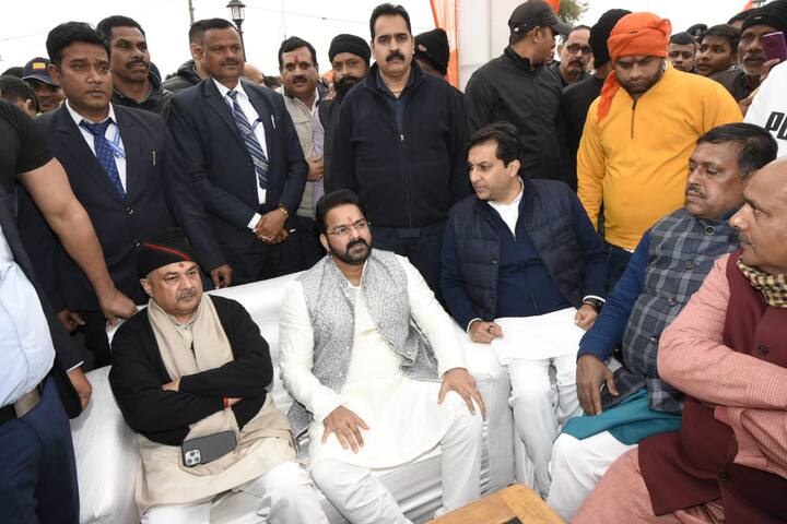 बीजेपी के राष्ट्रीय मंत्री ऋतुराज सिन्हा ने अतिथियों का स्वागत करते हुए उन्हें मकर संक्रांति सह नव वर्ष की शुभकामनाएं दी. इस मौके पर उन्होंने कहा कि शाहाबाद जनपद के भाइयों बहनो से मिलकर अति प्रसन्नता हो रही है. उन्होंने कहा कि मकर संक्रांति हमारी सांस्कृतिक विरासत की पहचान भी है .