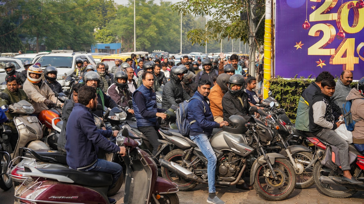 बरेली और लखनऊ के बाद, यूपी के इस शहर में बिना हेलमेट नहीं मिलेगा पेट्रोल, 26 जनवरी से नियम लागू