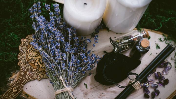 Start Your Day On The Right Note: A quick whiff of refreshing scents like eucalyptus or lavender in the morning can energise your senses and boost your mood. These natural ingredients uplift the spirit, helping you tackle the day. Imagine starting your day feeling refreshed, focused, and ready to take on whatever challenges come your way. With aromatherapy, you can make this a reality. (Image Source: Canva)