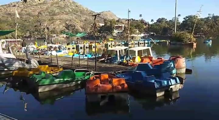 राजस्थान के इकलौते पर्वतीय पर्यटन स्थल माउंट आबू में कड़ाके की ठंड का दौर जारी है. भीषण ठंड की वजह से लोगों की जिंदगी मुश्किल हो गई है.