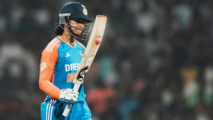 Smriti Mandhana century: स्मृति मंधाना ने आयरलैंड के खिलाफ शतक जड़ते ही एक नया कीर्तिमान रच दिया. वह वनडे में 10 शतक लगाने वाली एशिया और भारत की पहली महिला खिलाड़ी बन गईं हैं.