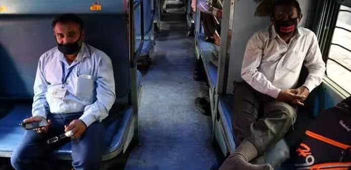 Indian Railway Compensation Rules: જો કોઈ મુસાફર કોઈ કારણ વગર તેની સીટ પર બેઠા બેઠા કુદરતી મૃત્યુ પામે છે. તો શું તેને વળતર મળશે? જવાબ જાણો. ભારતમાં દરરોજ કરોડો મુસાફરો ભારતીય રેલ્વે દ્વારા ટ્રેનમાં મુસાફરી કરે છે. રેલવે દ્વારા મુસાફરો માટે હજારો ટ્રેનો ચલાવવામાં આવે છે. ટ્રેનની મુસાફરી ખૂબ જ આરામદાયક અને અનુકૂળ છે.