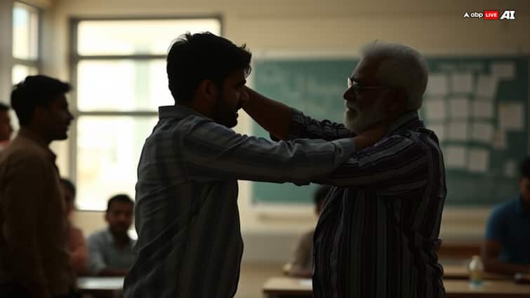 Student slaps Examiner after getting caught while cheating Threatens the professor Viral Video Viral News: 'নকল' করতে গিয়ে ধরা পড়ায় অধ্যাপককেই চড় কষালেন ছাত্র, চলল হুমকি-শাসানি; ভাইরাল ভিডিয়ো