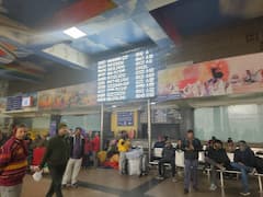 Delhi Fog Today: दिल्ली में कोहरे से बुरा हाल, विजिबिलिटी पहुंची शून्य तक 26 ट्रेनें चल हुईं लेट