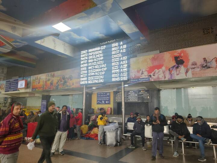 इसका सीधा असर यातायात पर देखने को मिल रहा है. नई दिल्ली रेलवे स्टेशन से चलने वाली 26 ट्रेन अपने तय समय से देरी से चल रही हैं.