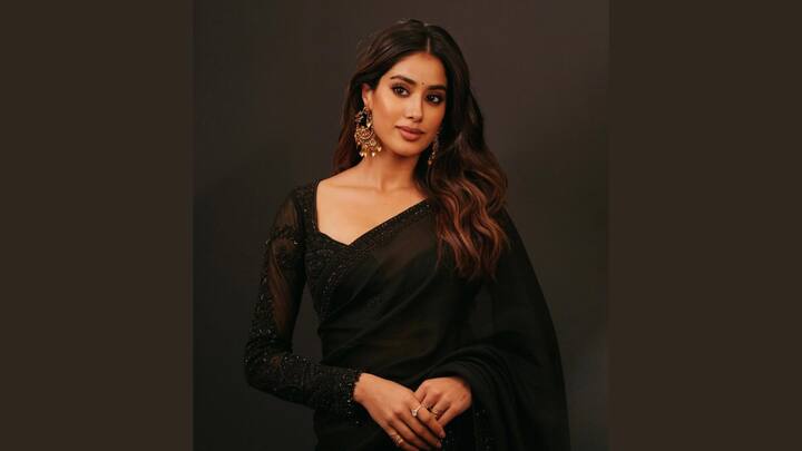Jahnvi Kapoor wore a black chiffon saree, accessorised with a heavily embroidered blouse. Her subtle, yet stylish, ethnic look exuded elegance; hence, her appearance perfectly blended simplicity with glamour. (Image Source: Instagram/ janhvikapoor)