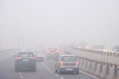 Delhi Fog Today: दिल्ली में कोहरे से बुरा हाल, विजिबिलिटी पहुंची शून्य तक 26 ट्रेनें चल हुईं लेट