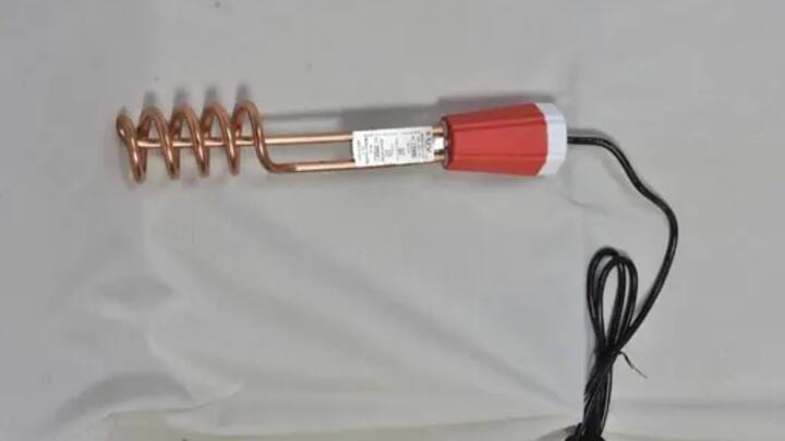 इसीलिए लोग ठंड में पानी गर्म करके ही इस्तेमाल करते हैं. बहुत से लोग इसके लिए इमर्शन रॉड वॉटर हिटर का इस्तेमाल करते हैं. तो वहीं कई लोग गीजर का भी इस्तेमाल करते हैं. गीजर का इस्तेमाल करना काफी आसान होता है.