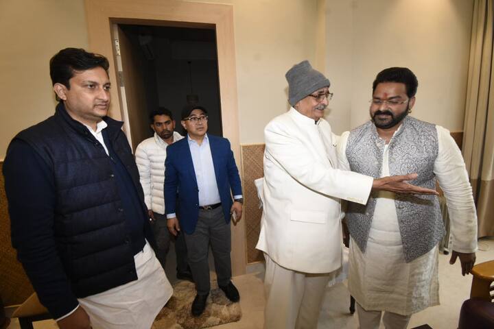 इस मौके पर बीजेपी के वरिष्ठ नेता और ऋतुराज सिन्हा के पिता रवींद्र किशोर सिन्हा ने पवन का गर्मजोशी से स्वागत किया, उन्होंने पवन सिंह को गले से लगाकर आशीर्वाद भी दिया.