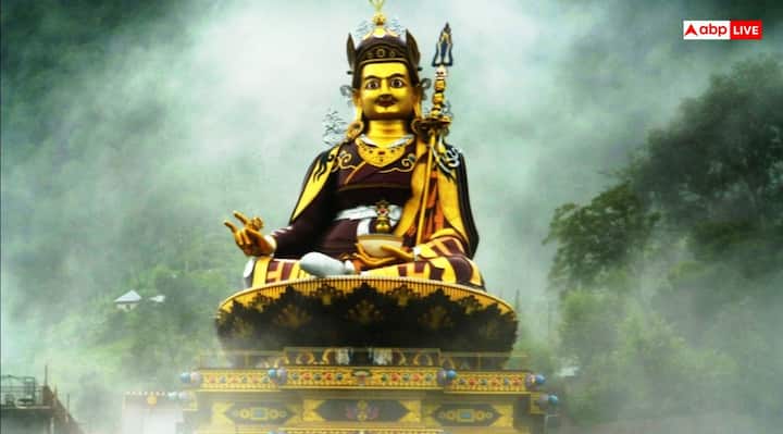 विशेष रूप से ओडिशा में, जहां से गुरु ने बौद्ध धर्म को तिब्बत और हिमालय के अन्य हिस्सों में फैलाया. इतिहासकारों का मानना है कि गुरु पद्मसंभव का जन्म यहीं हुआ था और वे तिब्बत में बौद्ध धर्म के प्रसार के लिए महत्वपूर्ण भूमिका निभाने वाले पहले व्यक्ति थे.