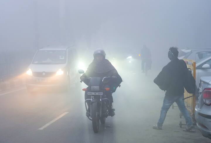 गहरे कोहरे के साथ हल्की बारिश का अनुमान भी मौसम विभाग द्वारा जताया गया है. सावधानी बरतते हुए प्रशासन द्वारा सुबह हो जाने के बावजूद स्ट्रीट लाइट को बंद नहीं किया है, गाड़ियों की रफ्तार भी धीमी नजर आ रही है , फॉग लाइट डिपर का इस्तेमाल करते हुए गाड़ियां नज़र आयेगी जो ऐसे समय में बेहद जरूरी हो जाता है.