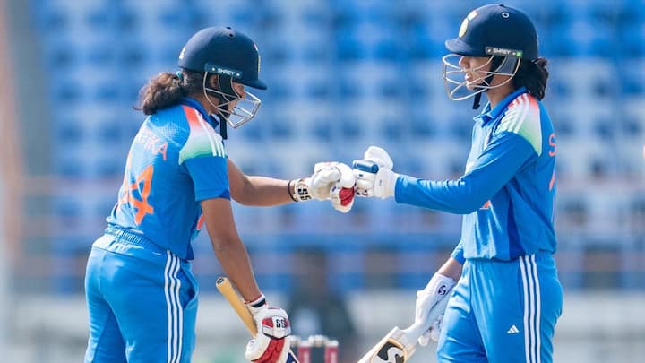 Smriti Mandhana Pratika Rawal Century: टीम इंडिया की खिलाड़ी स्मृति मंधाना और प्रतिका रावल ने राजकोट वनडे में कई रिकॉर्ड तोड़ दिए. इन दोनों के बीच 233 रनों की साझेदारी हुई.