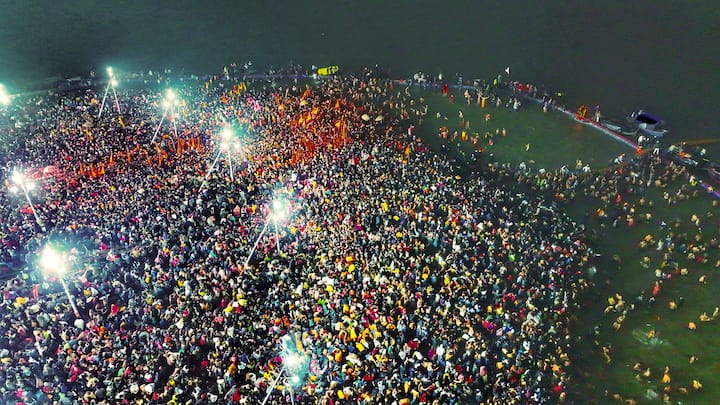 मकर संक्रांति के पावन अवसर पर लॉरेन पावेल ने प्रयागराज महाकुंभ पहुंची, वहां श्रीनिरंजनी अखाड़ा के पीठाधीश्वर आचार्य महामंडलेश्वर स्वामी कैलाशानंद गिरि के शिविर में विधि-विधान के साथ पूजन किया.