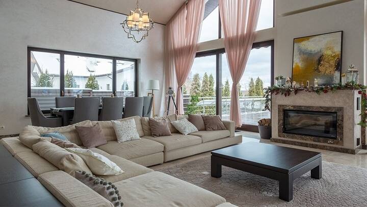 जर तुमच्या घराची खिडकी दक्षिण दिशेला असेल तर त्या ठिकाणी वेळोवेळी पडदा लावा. खिडकीजवळ छान रोप लावा.