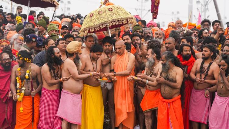 Juna Akhara of Maha Kumbh has its own court team of 17 people know here all process ann महाकुंभ के इस अखाड़े का पास अपनी कोर्ट, 17 लोगों की टीम, ऐसा होता है फैसला