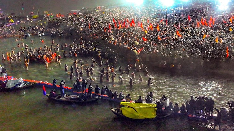 Mahakumbh 2025 How Prayagraj administration counting crores of devotees in MahaKumbh mela  महाकुंभ में करोड़ों लोगों ने लगाई डुबकी, कैसे होती है इतने बड़े आयोजन में पहुंचे श्रद्धालुओं की गिनती?
