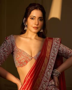 Raashii Khanna : రాశి ఖన్నా సంక్రాంతి 2025 లుక్స్.. హాఫ్ శారీలో హాట్​గా రెడీ అయిన బ్యూటీ