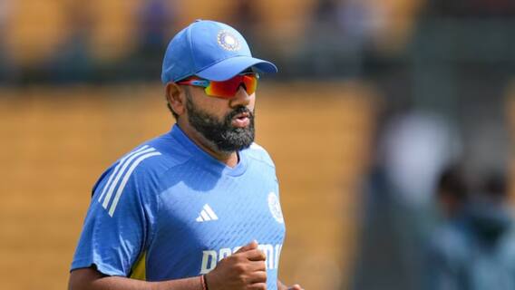 Watch: रणजी कैंप ज्वॉइन करने के बाद कॉम्लेक्स में दौड़ते नजर आए रोहित शर्मा; वीडियो