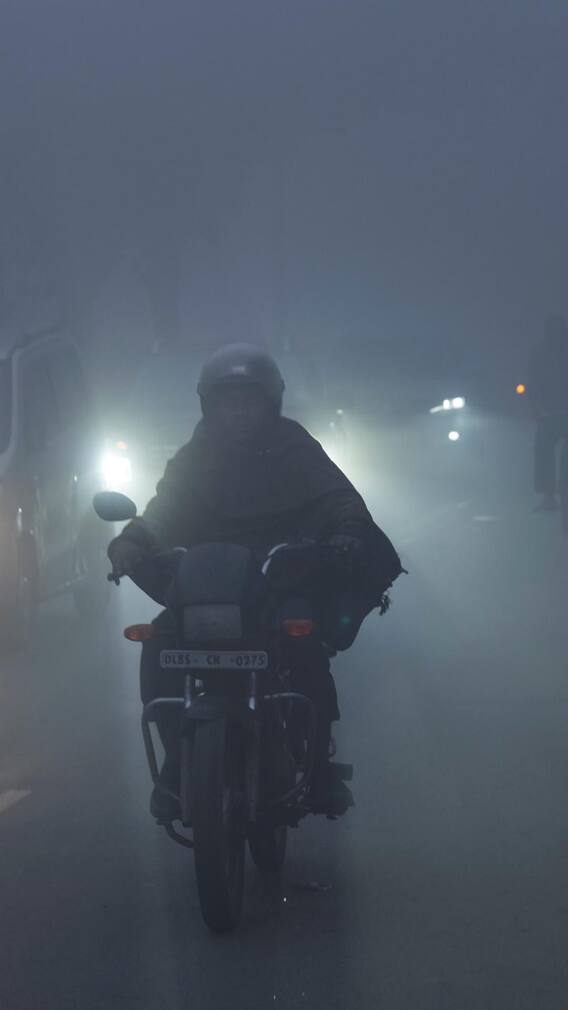 घने कोहरे की चादर में लिपटी दिल्ली, विजिबिलिटी जीरो, बारिश का भी अलर्ट जारी