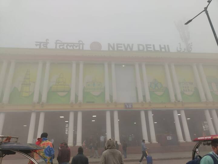 बनारस जाने के लिए अपनी ट्रेन का इंतजार कर रहे प्रियांशु कहते हैं कि मुझे बनारस जाना है, लेकिन मेरी ट्रेन दो घंटे की देरी से चल रही है.मुझे इसकी जानकारी स्टेशन आकर ही मिली. पहले जानकारी मिल जाती तो मैं घर से नहीं निकलता.