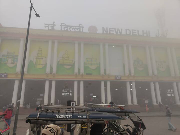 नई दिल्ली रेलवे स्टेशन से चलने वाली 26 ट्रेन अपने समय से करीब 3 घंटे के एवरेज से देरी से चल रही हैं. डिस्प्ले बोर्ड और अनाउंसमेंट के जरिए लोगों को ट्रेन की देरी या रद्द होने की जानकारी दी जा रही है. जैसे - सम्पर्क क्रांति 4 घंटे की देरी से ,तेजस राजधानी एक घंटे की देरी से ,वंदे भारत - दिल्ली से बनारस - करीब 3 घंटे की देरी से चल रही हैं.