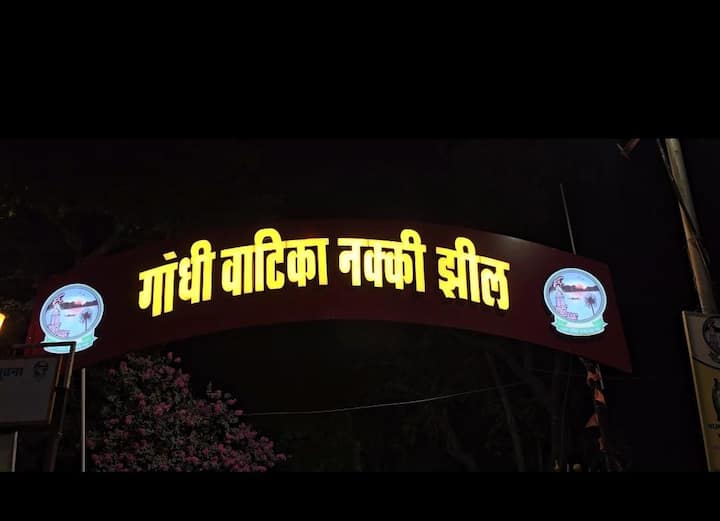 लोग देर तक घरों में दुबकने को मजबूर हैं. उत्तरी भारत में पड़ रही ठंड का असर माउंट आबू में दिख रहा है. माउंट आबू में इन दिनों शीतलहर का प्रकोप जारी है.