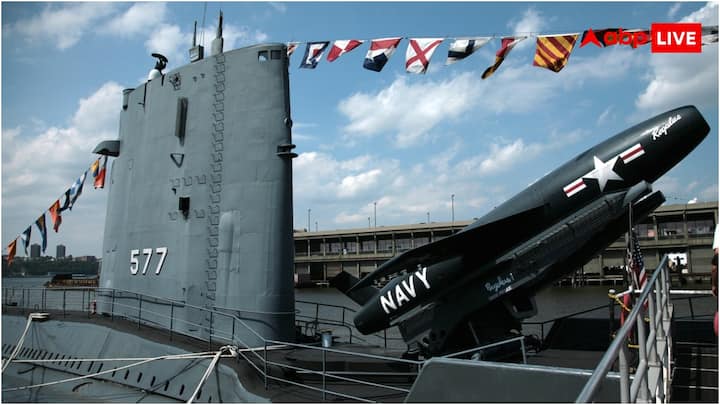 भारत लगातार नए हथियारों से नौसेना को एडवांस बना रहा है. इसका मजमून भारतीय सेना में शामिल हुए तीन युद्धपोत हैं, जिनमें- INS सूरत, INS नीलगिरी और INS वाघशीर शामिल हैं.