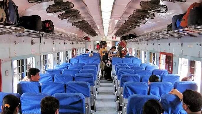 એટલે કે, જો ભારતીય રેલવે કોઈ ભૂલ કરે છે. જેના કારણે એક મુસાફરનું મૃત્યુ થાય છે. પછી આવી સ્થિતિમાં ભારતીય રેલવે વળતર આપે છે. આ માટે સમગ્ર પ્રક્રિયાનું પાલન કરવું પડશે તો જ તમને વળતર મળે છે.