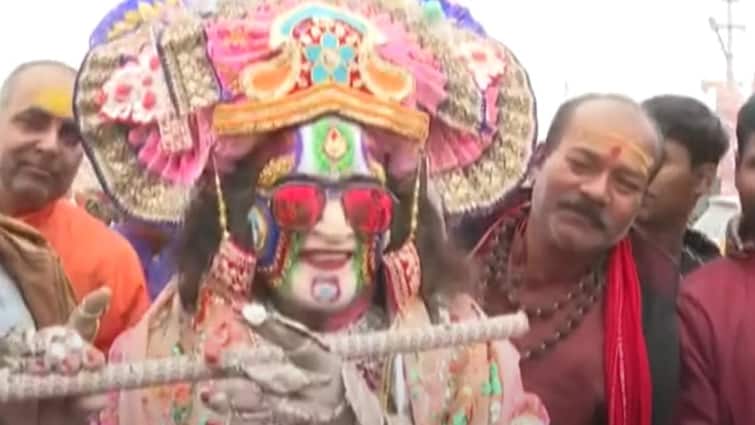 ujjain Mahakal Baba given darshan to the adbhut Swami Shri Krishna 18 years ago ann महाकुंभ में बुलेट संग पहुंचे अद्भुत स्वामी श्री कृष्ण, नहीं करते ये तीन काम, 18 साल पहले महाकाल ने दिए थे दर्शन