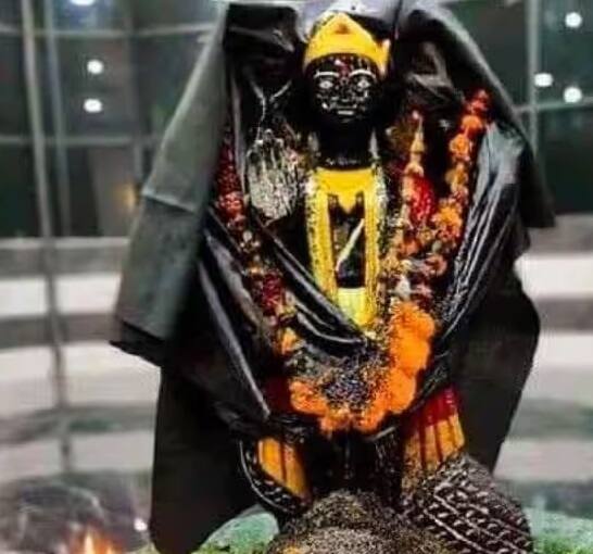 शनि के गोचर से तुला राशि वालों को लाभ हो सकता है। तुला राशि के जातकों को लंबे समय से चली आ रही समस्याओं का अंत देखने को मिलेगा। कोई भी नया काम शुरू करने से आपको सफलता मिलेगी। कार्यस्थल पर आपका दबदबा रहेगा। शनि का गोचर नौकरीपेशा लोगों के लिए नए अवसर लेकर आएगा।