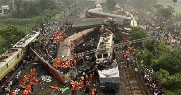 જેમાં ઘણા લોકોએ જીવ ગુમાવ્યા છે. જો કોઈ ટ્રેન અકસ્માત થાય છે તો કોઈનું મૃત્યુ થાય છે. તેથી ભારતીય રેલવે દ્વારા વળતર આપવામાં આવે છે. પણ જો કોઈનું ટ્રેનમાં કુદરતી મૃત્યુ થાય તો શું હજુ પણ રેલવે તરફથી વળતર મળે છે? ચાલો તમને જણાવીએ કે આ અંગે ભારતીય રેલ્વેના નિયમો શું છે?