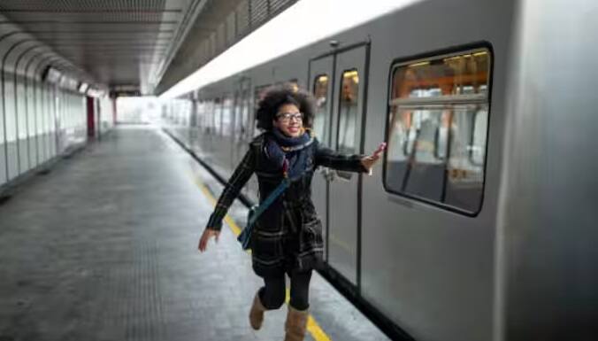 તો આવી સ્થિતિમાં ભારતીય રેલવે દ્વારા કોઈ વળતર આપવામાં આવતું નથી. આ સિવાય જો મુસાફર પોતાની ભૂલને કારણે મૃત્યુ પામે છે. ઘણીવાર જોવા મળ્યું છે કે, ઘણી વખત મુસાફરો ટ્રેન પકડવા માટે દોડતી વખતે પડી જાય છે અને જો તેઓ પોતાનો જીવ ગુમાવે તો પણ તેમને કોઈ વળતર મળતું નથી.