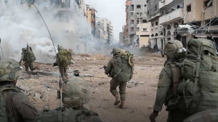 গত ১৫ মাসে ইজরায়েলি হামলায় প্রায় ৪৭ হাজার মানুষ মারা গিয়েছেন। এর মধ্যে নিহত শিশুর সংখ্যা ১৮ হাজারের বেশি। অর্থাৎ প্যালেস্তাইনের মোট জনসংখ্যার নিরিখে প্রতি ৫০ জনে একজন মারা গিয়েছেন যুদ্ধে। যদিও প্রকৃত হতাহতের সংখ্যা এর চেয়ে অনেক বেশি বলে মত মানবাধিকার সংগঠনগুলির।  এখনও ধ্বংসস্তূপের নীচে বহু দেহ পড়ে রয়েছে বলে দাবি তাঁদের।