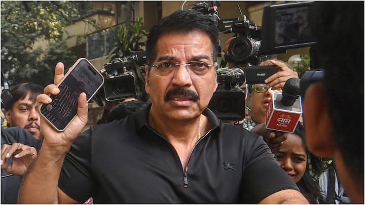 दया नायक एक चर्चित पुलिस अधिकारी हैं और 1990 के दशन में 80 से अधिक मुंबई के अंडरवर्ल्ड गैंगस्टर्स को मार गिराने के लिए पहचाने जाते हैं. दया नायक ने छोटा राजन के गैंग के दो गैंगस्टर को 1996 में मार गिराया था. इसके बाद उनकी लोकप्रियता बढ़ गई. दया नायक का नाम विवादों में भी रहा है.