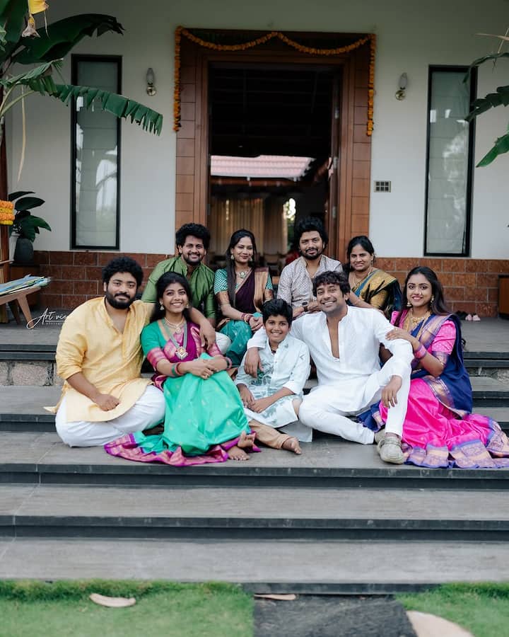 వితికా షేరు, వరుణ్ సందేశ్ తమ సంక్రాంతి వేడుకలను ఫ్యామిలీతో కలిపి జరుపుకున్నారు. ఓ ఫామ్ హౌజ్​కి వెళ్లి అక్కడ పండుగ చేసుకున్నారు. (Images Source : Instagram/Vithika Sheru)