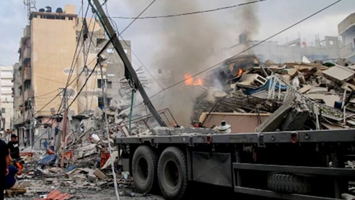 ধাপে ধাপে এই যুদ্ধবিরতি কার্যকর করা হবে বলে জানা গিয়েছে। গাজা থেকে সেনা তুলে নিতে হবে ইজরায়েলকে। ঘরছাড়া বাসিন্দাদের নিজের বাড়িতে ফিরতে অনুমতি দিতে হবে। কিন্তু তাঁরা কোথায় ফিরবেন, তার উত্তর নেই। কারণ ইজরায়েলি হামলায় গাজা প্রায় মাটিতে মিশে গিয়েছে। অবশিষ্ট নেই কিছুই।