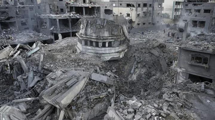 ইজরায়েলি হামলায় কমপক্ষে ১ লক্ষ ১০ হাজার ৩০০ মানুষ আহত হয়েছেন গাজায়। অর্থাৎ প্রতি ২০ জনে একজন। বিশ্ব স্বাস্থ্য সংস্থা জানিয়েছে, ২২ হাজার ৫০০-র বেশি মানুষের অঙ্গহানি হয়েছে। এর মধ্যে অধিকাংশেরই পা বাদ গিয়েছে শরীর থেকে। তাঁদের জন্য কী ব্যবস্থা নেওয়া হবে, জানা যায়নি।