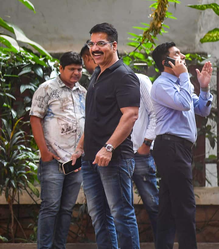 इस घटना के बाद मुंबई पुलिस ने सैफ अली खान के घर का दौरा किया. पुलिस अधिकारियों में एनकाउंटर स्पेशलिस्ट दया नायक भी शामिल थे.