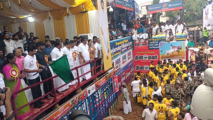 Alanganallur Jallikattu 2025 : உலகப் புகழ் பெற்ற அலங்காநல்லூர் ஜல்லிக்கட்டு போட்டி இன்று காலை துவங்கி வெகு விமர்சையாக நடைபெற்று வருகிறது.