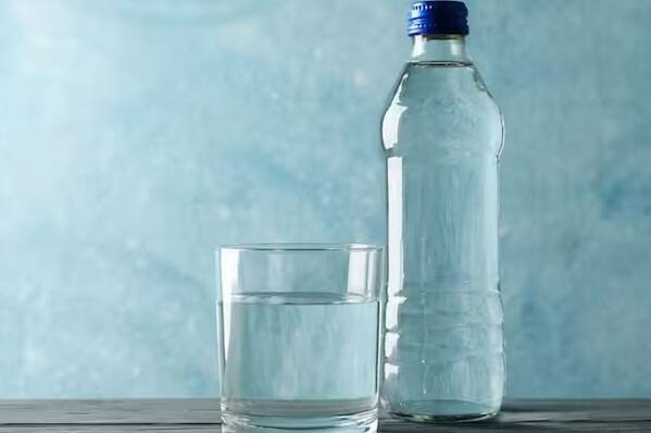 ભારતમાં શિયાળો આવી ગયો છે. ઠંડીના કારણે ઘણા રાજ્યોમાં લોકોની મુશ્કેલીઓ વધી ગઈ છે. ઠંડીથી બચવા માટે લોકો વિવિધ વ્યવસ્થા કરી રહ્યા છે. શિયાળામાં લોકોને સૌથી મોટી સમસ્યા પાણીથી હોય છે.