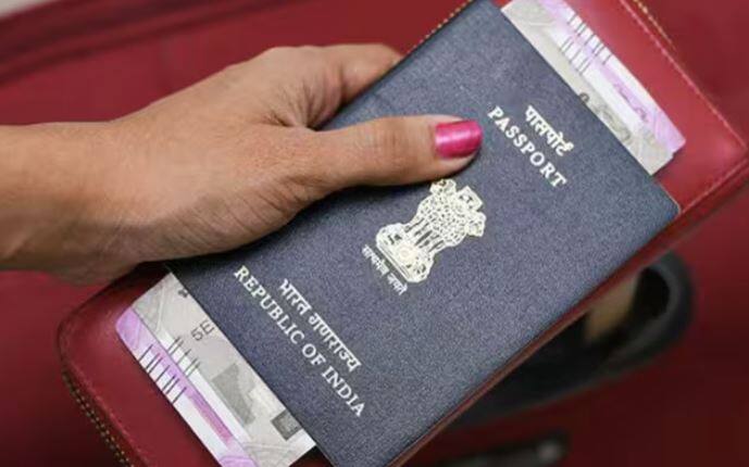 ਯਾਨੀ, ਇੱਕ ਬਾਲਗ ਨੂੰ ਪਾਸਪੋਰਟ ਜਾਰੀ ਹੋਣ ਦੀ ਮਿਤੀ ਤੋਂ 9 ਸਾਲ ਬਾਅਦ ਹੀ ਪਾਸਪੋਰਟ ਨਵੀਨੀਕਰਨ ਲਈ ਅਰਜ਼ੀ ਦੇਣੀ ਪਵੇਗੀ, ਜਦੋਂ ਕਿ ਜੇਕਰ ਪਾਸਪੋਰਟ ਕਿਸੇ ਨਾਬਾਲਗ ਨੂੰ ਜਾਰੀ ਕੀਤਾ ਜਾਂਦਾ ਹੈ। ਇਸ ਲਈ ਇਸਦੀ ਵੈਧਤਾ 5 ਸਾਲ ਹੈ।