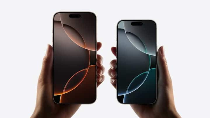 Apple iPhone 16 Pro Max: Apple के Glowtime इवेंट में iPhone 16 सीरीज को पेश किया गया था. भारत में iPhone 16 की कीमत 79,900 रुपये है, जबकि iPhone 16 Plus 89,900 रुपये में उपलब्ध है.